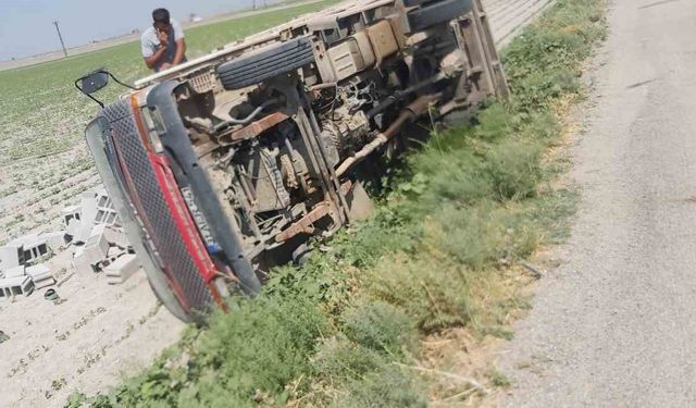 Devrilen briket yüklü kamyonun sürücüsü yaralandı