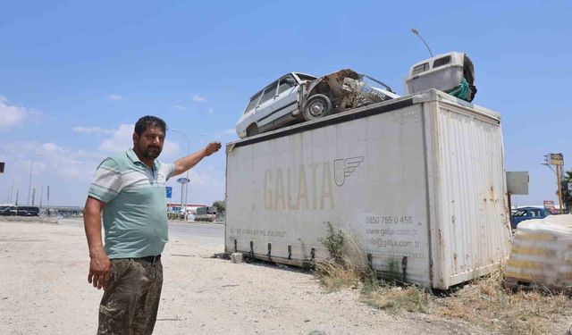 'Emanet bizde namustur' diyen esnaf, arkadaşının Toros'unu hırsızlardan koruyabilmek için forkliftle konteynerin üzerine koydu