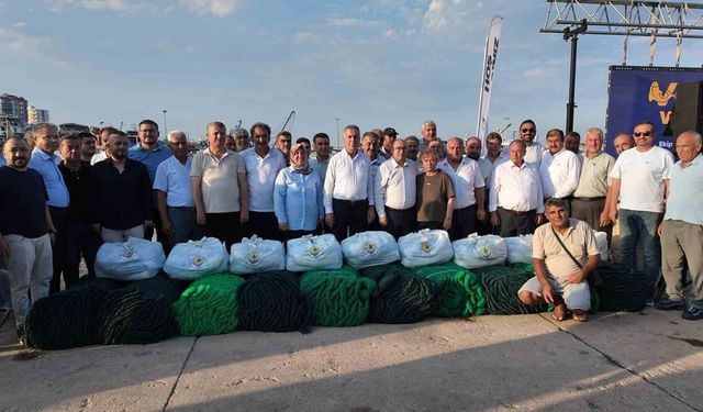 Erdemli'de balıkçılara ekipman desteği
