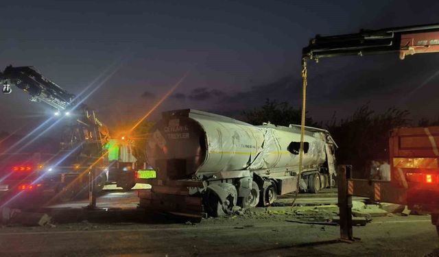Erzin'de yakıt yüklü tanker devrildi