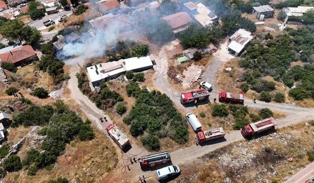 İnşaat malzemelerinin bulunduğu baraka alevlere teslim oldu