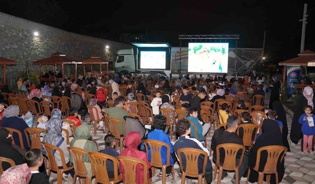Isparta Belediyesi'nden Sav'da çocuklara açık hava sineması