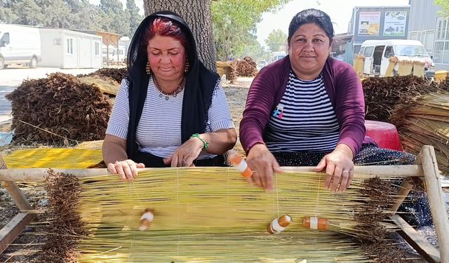 Kahramanmaraş'ın asırlık tarhana geleneğini yaşatan doğal çiğ ustaları naylon ürünlere karşı direniyor