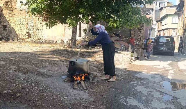 Kahramanmaraş'ta mahalle sakinleri Muharrem ayında kazan başında buluştu
