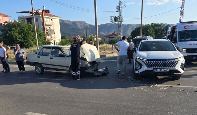 Kavşakta meydana gelen kazada yolcu yaralandı