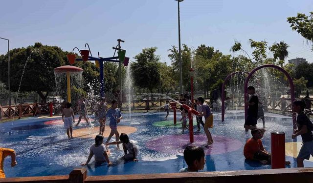 Kavurucu sıcakta çocuklar su oyun parkına akın etti