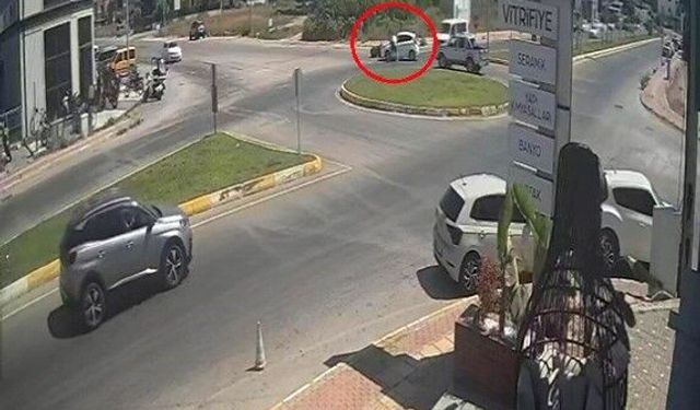 Kaza yapan motosiklet sürücüsü sinirini otomobilin camından çıkardı