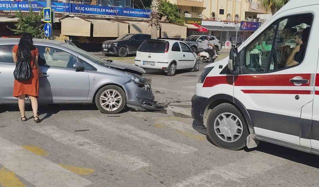 Manavgat'ta otomobiller çarpıştı, sürücüler yaralandı