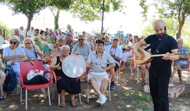 Muratpaşa'da yaşlılar türkülerle buluşuyor