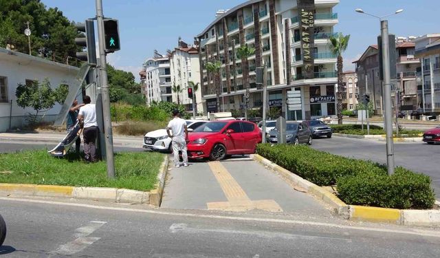 Otomobil yaya geçidine çıktı, 2 kişi yaralandı