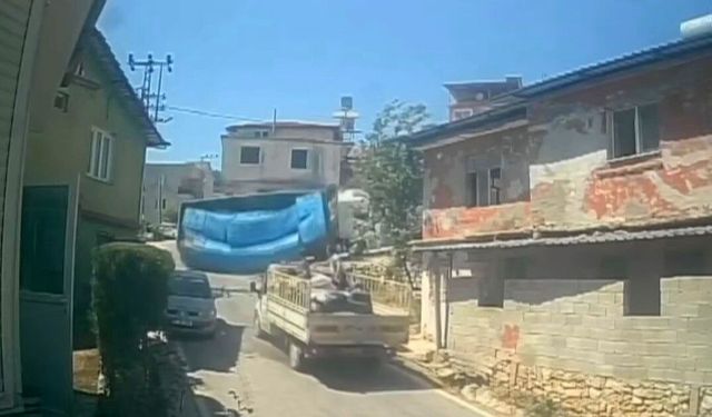 Rampayı çıkamayan briket yüklü tırın devrildiği anlar kamerada