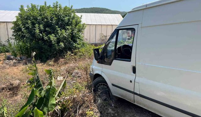 Ticari araç, çıkmaz sokağa girdi bahçeye düşmesine ramak kaldı