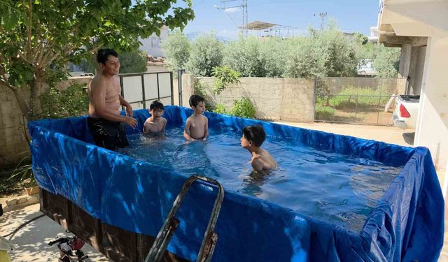 Traktör römorkunu havuza çeviren dede, torunları için denizi evin önüne getirdi
