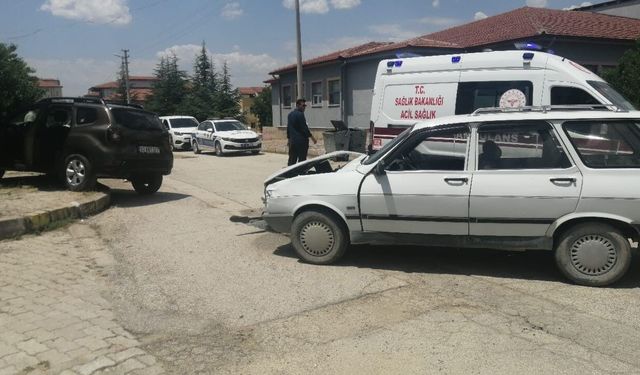 Yalvaç'ta iki otomobil çarpıştı: 2 yaralı