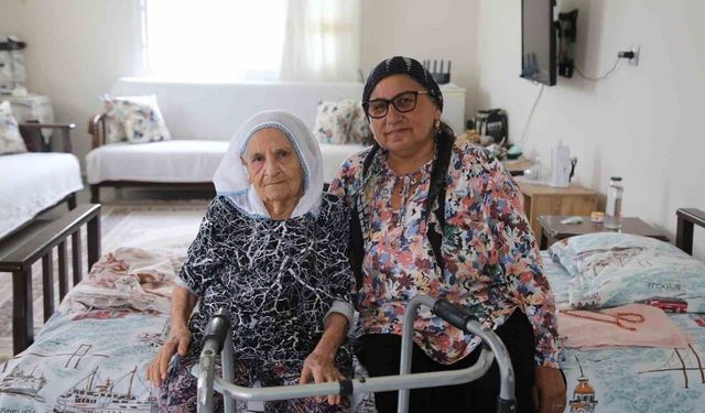 98 yaşındaki Şemsi teyzenin evinin yoluna parke taşı döşendi