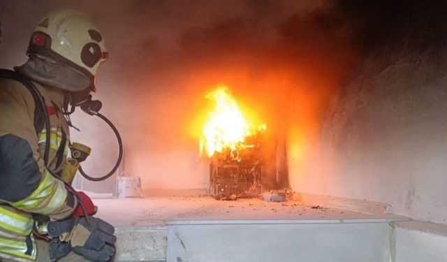 Arsuz'da güneş enerjisi sistemlerinin akülerinde yangın çıktı