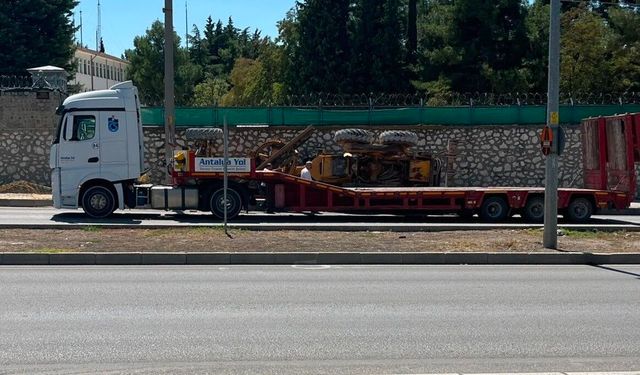 Burdur'da ani fren yapan tırın üzerindeki greyder devrildi