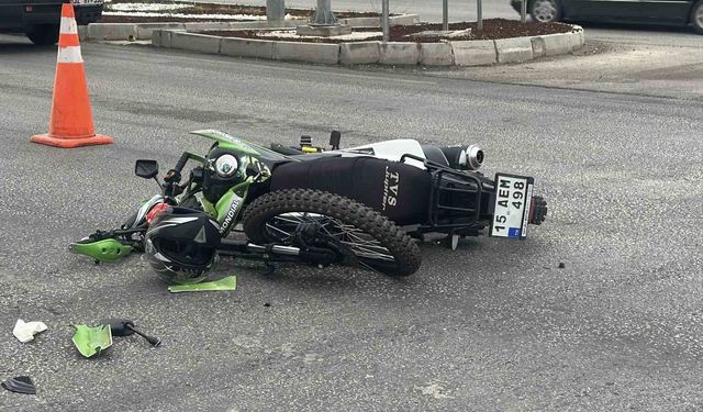 Burdur'da otomobil ile çarpışan motosikletin sürücüsü ağır yaralandı