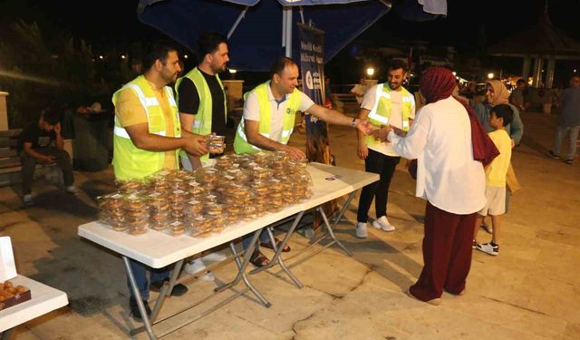 Büyükşehir Mevlit Kandil'inde 19 ilçede lokma ikram etti
