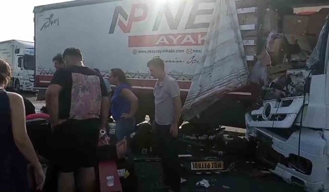 Emniyet şeridindeki tıra başka bir tır çarptı: 2 yaralı
