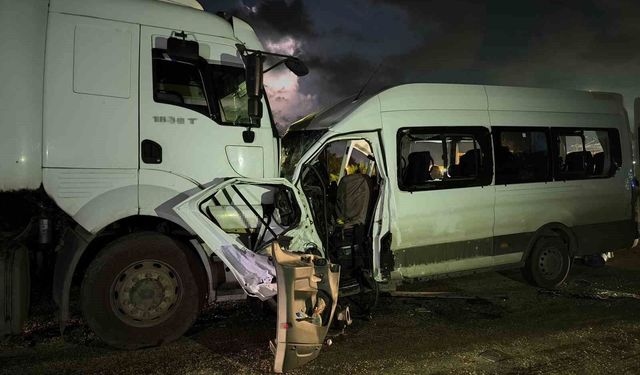 Hatay'da işçi servisi tırla kafa kafaya çarpıştı: 1 ölü, 15 yaralı