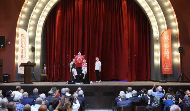 Hatay'da yaşlılar ve çocuklar 30 Ağustos Zafer Bayramı programında bir araya geldi