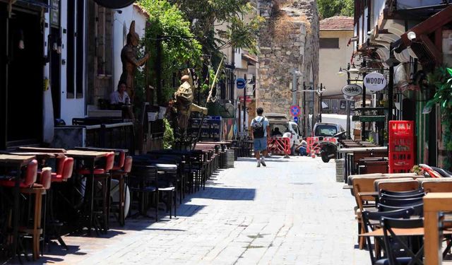 Hava kararınca nüfusunun 100 katını ağırlıyor