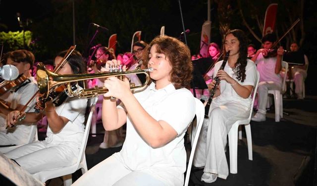 Kemer Belediyesi Cumhuriyet Orkestrası sahne aldı