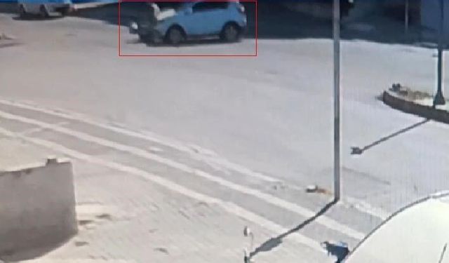 Otomobilin motosikletle çarpışma anı kamerada