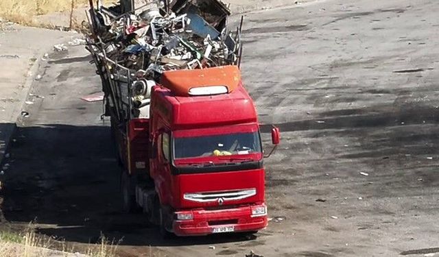 Otoyolda tehlikeli yük taşıyan tır, jandarmanın dikkatinden kaçmadı