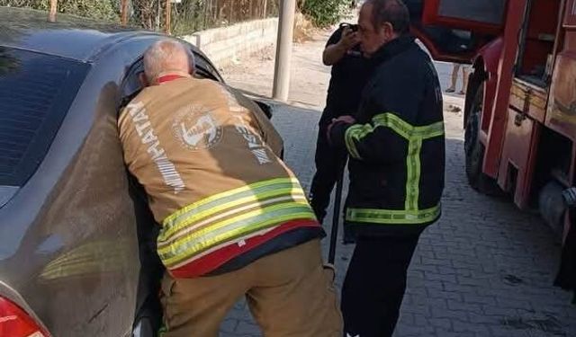 Samandağ'da araçta kilitli kalan çocuk kurtarıldı