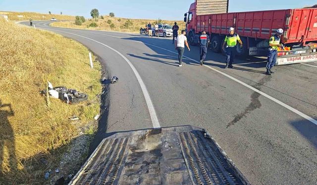 Yalvaç'ta kamyonla çarpışan motosikletli, kaskı sayesinde kazayı ağır yaralanmadan atlattı