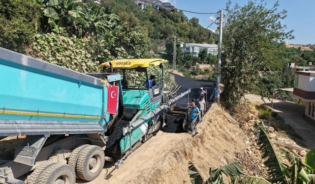 Alanya'da 2.5 kilometrelik sıcak asfalt çalışması tamamlanıyor