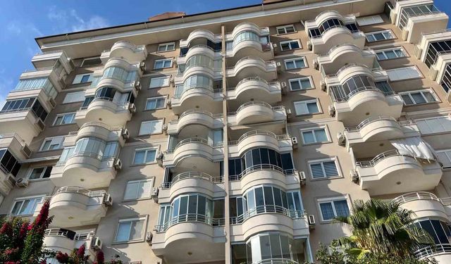 Alanya'da daireden gelen duman ekipleri alarma geçirdi