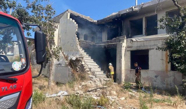 Antakya'da metruk bina yangını kontrol altına alındı