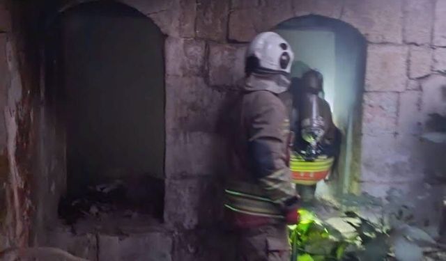 Antakya'da metruk binada yangın çıktı