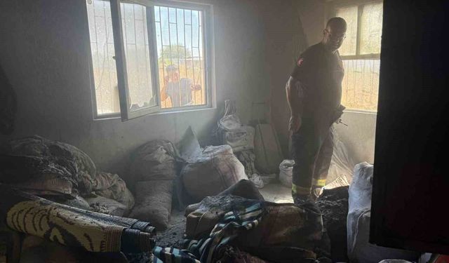 Antalya'da gecekondu yangınında 1 kişi dumandan etkilendi