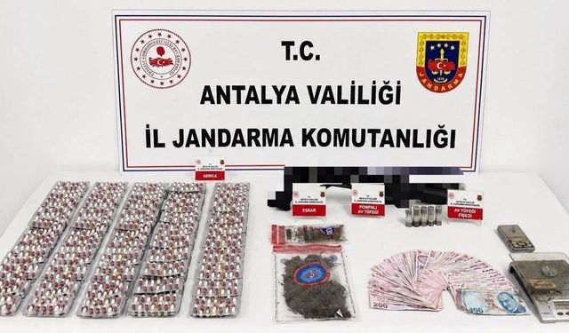 Antalya'da iki ilçede uyuşturucu operasyonu: 6,8 kilo skunk ele geçirildi