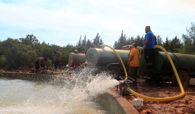 Antalyalı vatandaşlar su tankerleri ve beton mikserleriyle söndürme havuzları başına akın etti