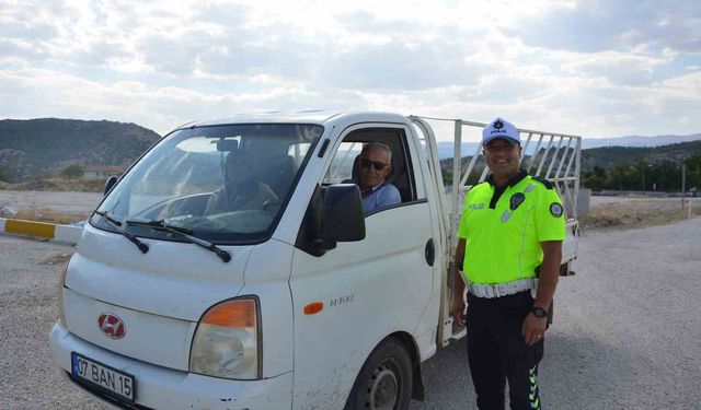 Bulaşık yıkama cezasıyla Türkiye'nin yüzünü güldüren trafik polisi konuştu: 'O sıcakta gönlüm el vermedi'