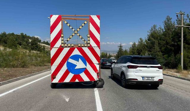 Burdur'da ticari taksi trafik yönlendirme römorkuna çarptı: 1 yaralı