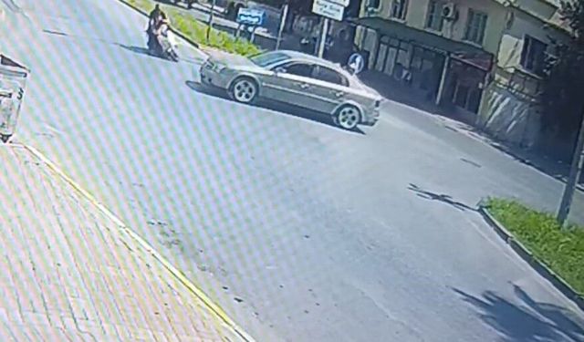 'DUR' levhasına uymayan otomobile çarpmamak için fren yaptı sürüklenen motosikletteki baba-oğul yaralandı