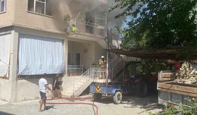 Erzin'de 2 katlı evde çıkan yangın büyümeden söndürüldü