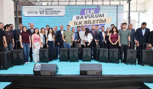 Hatay Büyükşehir Belediyesi, üniversite öğrencilerini bavul ve yol desteğiyle uğurladı