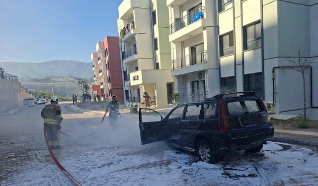 Hatay'da park halindeki otomobil alevlere teslim oldu