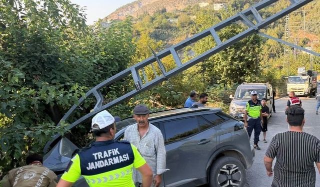İskenderun'da elektrik direğine çarpan otomobilin sürücüsü yaralandı