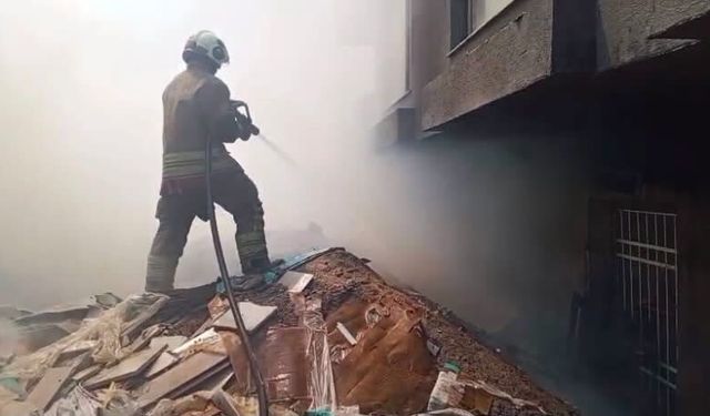 İskenderun'da inşaat alanında çöp yangını çıktı