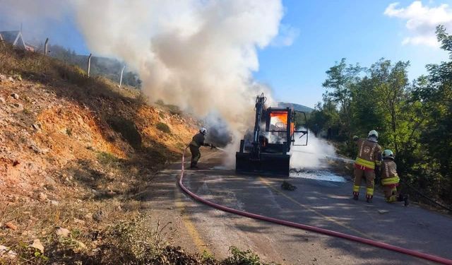 İskenderun'da iş makinesi alevlere teslim oldu
