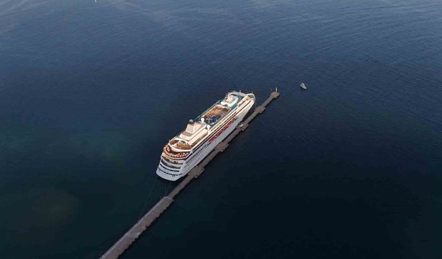 Lüks kruvaziyer akşam saatlerinde Alanya'ya demirledi