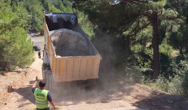 Tarsus'un kırsal mahallelerinde ulaşım için yol mesaisi